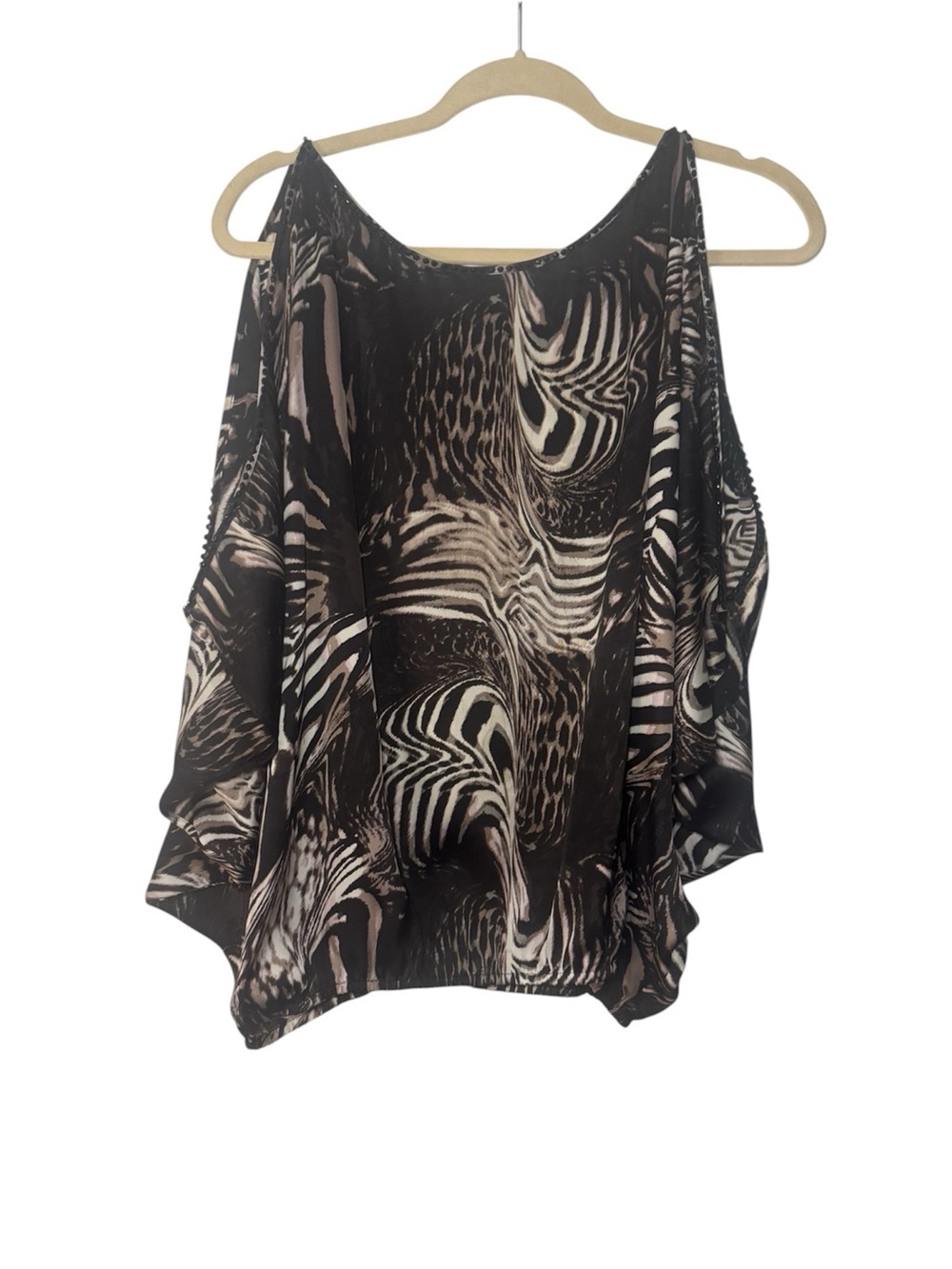 Bebe Slinky Beaded Batwing Top
Mixed Animal Print Cold Shoulder
Cocktail in M
